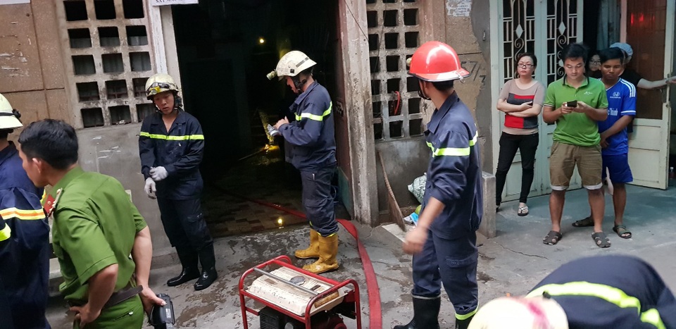 Giải cứu 2 người mắc kẹt trong chung cư đang cháy - 1
Cảnh sát tiếp cận căn hộ bị cháy từ nhiều hướng để nhanh chóng dập lửa