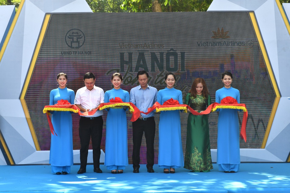 Hàng không quốc gia ưu đãi lớn trong mùa du lịch - 1 Lãnh đạo Sở Du lịch Tp.Hà Nội cắt băng khai mạc “Không gian Vietnam Airlines - Hà Nội vòng tay bạn bè”