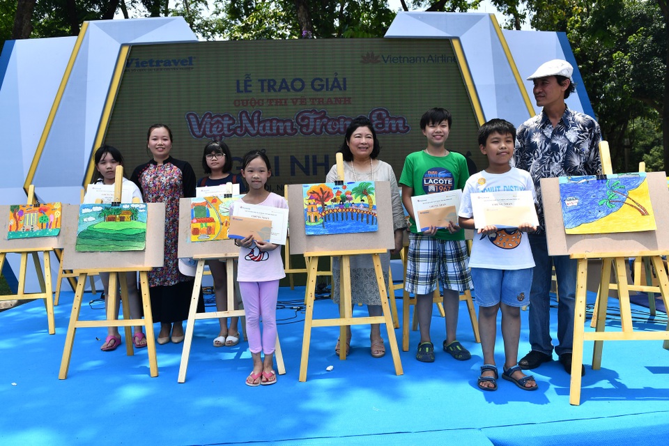 Hàng không quốc gia ưu đãi lớn trong mùa du lịch - 3 Một trong những điểm nhấn của sự kiện lần này là Lễ Trưng bày - trao giải Cuộc thi vẽ tranh Vẻ đẹp Việt Nam thu hút sự tham gia đông đảo của cho các em nhỏ