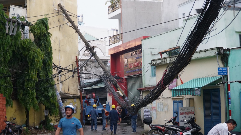 Mưa lớn, đại thụ bật gốc đè xe tải, kéo đổ nhiều trụ điện - 4
Có ít nhất 3 trụ điện bị nghiêng, gãy sau sự cố cây đổ