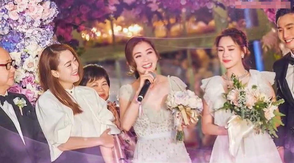 Chung Hân Đồng nghẹn ngào trong hôn lễ bí mật tại Mỹ - 17
Chung Hân Đồng liên tục bật khóc trong đám cưới.