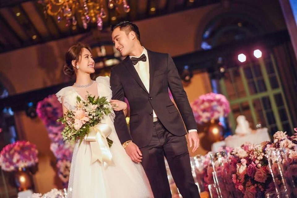 Chung Hân Đồng nghẹn ngào trong hôn lễ bí mật tại Mỹ - 1
Chung Hân Đồng đẹp rạng ngời và hạnh phúc sánh đôi cùng chồng trẻ trong hôn lễ tổ chức tại một khách sạn ở Los Angeles, Mỹ, ngày 26/5.