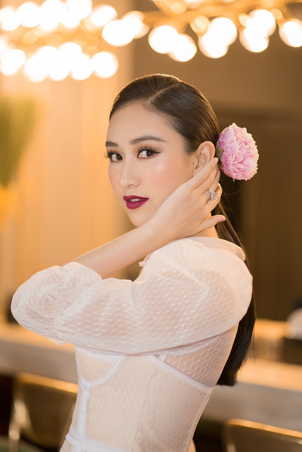 BTC sang Việt Nam xin lỗi Diệu Linh sau sự cố… “quên” trao vương miện - 7 Đến chung vui cùng Nguyễn Diệu Linh còn có Hoa hậu Trái đất Việt Nam 2017 Hà Thu. Trong suốt hành trình chuẩn bị trước và trong cuộc thi, Hà Thu luôn là người bên cạnh, góp ý và động viên Diệu Linh.