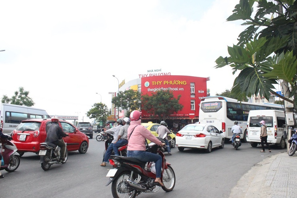 Đà Nẵng: Xe khách dừng bắt khách giữa đường gây ùn tắc giao thông - 4
Giao thông đông đúc, loạn xạ đoạn vòng xuyến trước cổng Bến xe Trung tâm Đà Nẵng