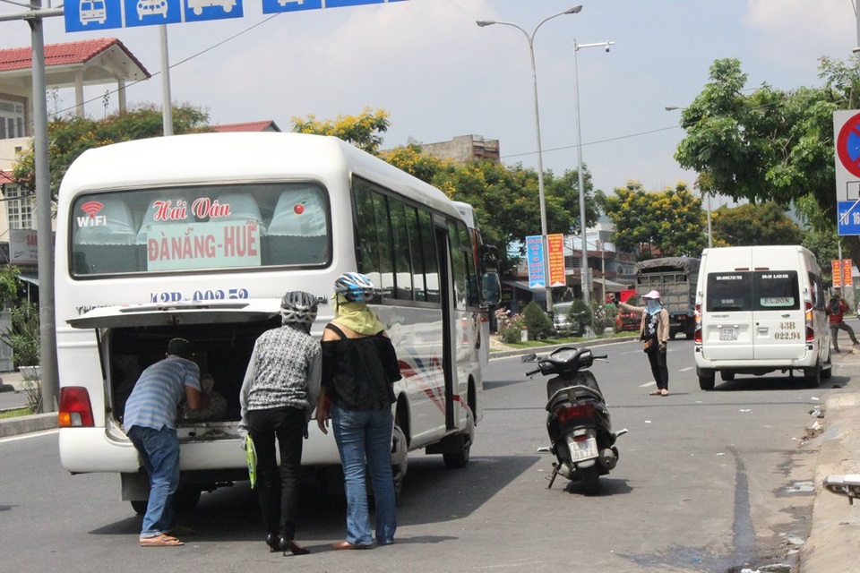 Đà Nẵng: Xe khách dừng bắt khách giữa đường gây ùn tắc giao thông - 2 Xe khách dàn trận ngay giữa lòng đường để bắt khách, nhận hàng