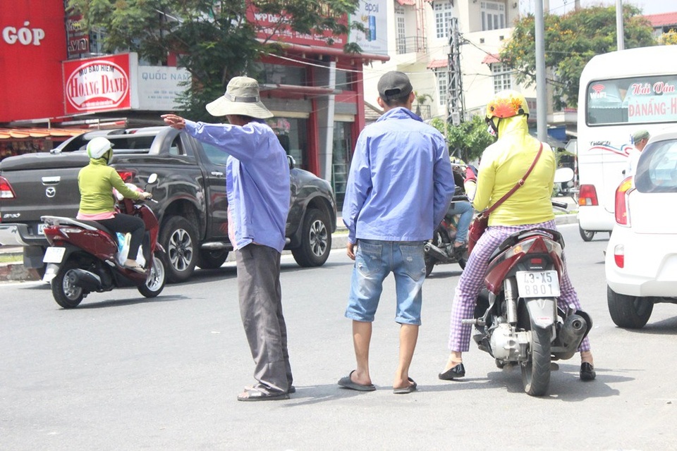 Đà Nẵng: Xe khách dừng bắt khách giữa đường gây ùn tắc giao thông - 5
Phụ xe, lơ xe, lao ra đường lôi kéo khách, bất chấp đường đông đúc, nguy hiểm