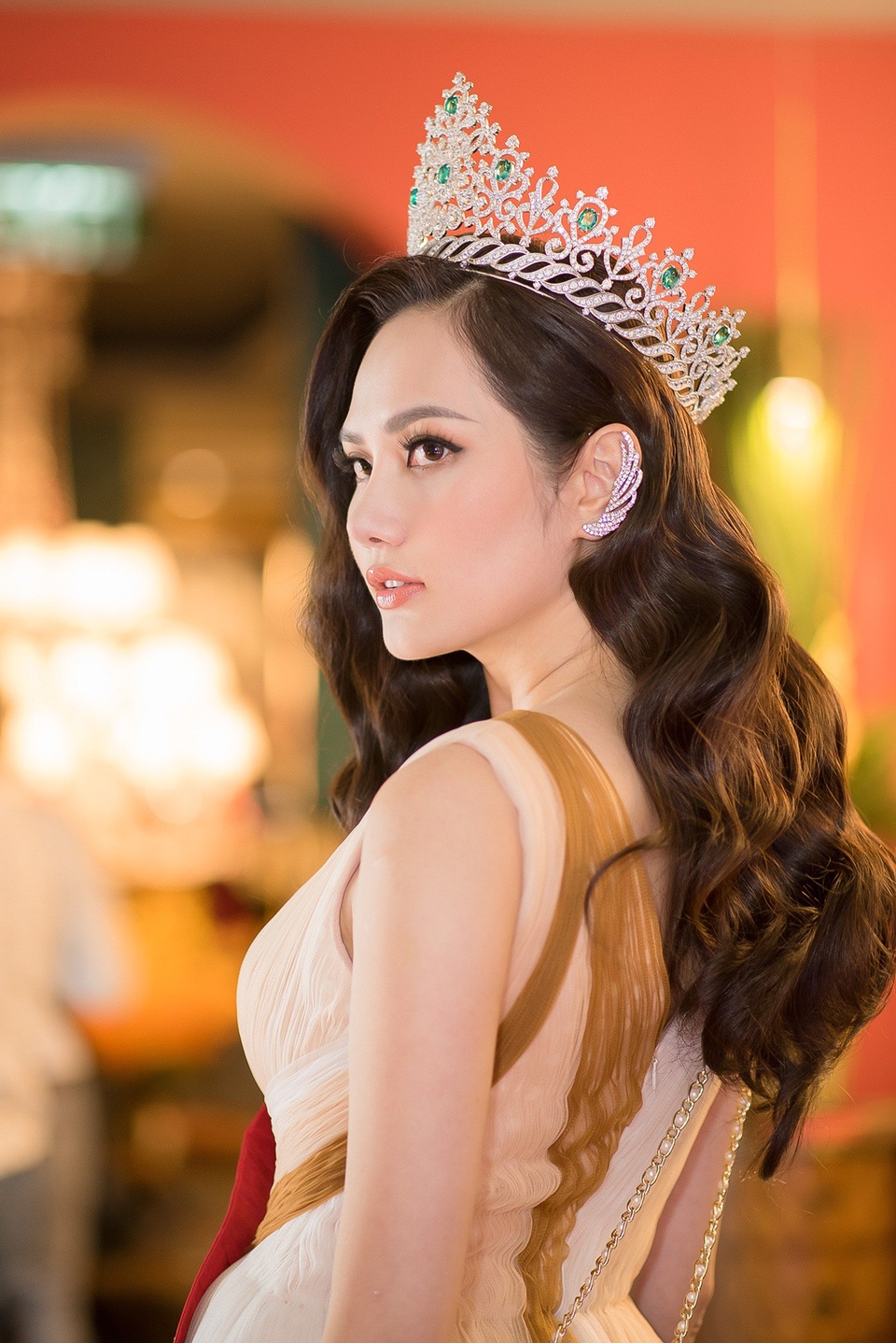 BTC sang Việt Nam xin lỗi Diệu Linh sau sự cố… “quên” trao vương miện - 8 Được biết, sau khi giành danh hiệu Hoa hậu Du lịch Toàn cầu, Diệu Linh ấp ủ việc trở về quê nhà Hải Phòng và về thăm ngôi trường ngày xưa mình từng theo học. Hoa hậu Diệu Linh chia sẻ, cô muốn thăm lại các thầy cô và trao những phần quà học bổng cho các em học sinh tại chính nơi đây... Sau đó, Nguyễn Diệu Linh sẽ tham gia nhiều hoạt động với vai trò là đương kim Hoa hậu của Miss Global Tourism 2018.