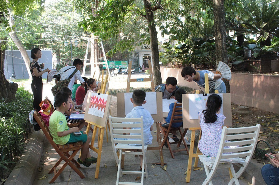 Gần trăm em nhỏ hào hứng trổ tài vẽ tranh về chủ đề “Việt Nam trong em” - 2 Cuộc thi vẽ Việt Nam trong em dành cho các bé trong độ tuổi từ 6-11 tuổi được khởi động từ đầu tháng 5. Các bé sẽ có thời gian khoảng 1 tiếng để hoàn thành bài dự thi của mình. Mặc dù thời tiết khá oi bức, nóng nực nhưng gần một trăm em nhỏ vẫn có mặt từ sớm, hào hứng tham gia cuộc thi.