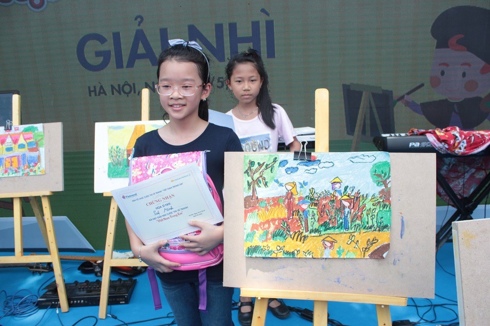 Gần trăm em nhỏ hào hứng trổ tài vẽ tranh về chủ đề “Việt Nam trong em” - 12 Họa sỹ “nhí” Tuệ Minh bên bức tranh đạt giải nhì trong cuộc thi