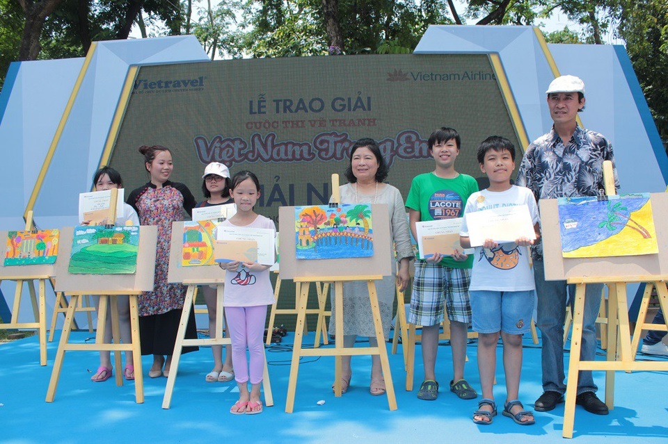 Gần trăm em nhỏ hào hứng trổ tài vẽ tranh về chủ đề “Việt Nam trong em” - 13 Bà Lan Phương, đại diện Vietravel cho biết, dự kiến các bức tranh đạt giải trong cuộc thi sẽ được trưng bày tại Vườn hoa Lý Thái Tổ trong hai ngày 26-27/5 tới đây. Chính vì thế, cuộc thi không chỉ giúp các bé thỏa đam mê sáng tạo mà đây cũng được xem là cơ hội để quảng bá cảnh quan, du lịch Việt Nam qua ánh mắt trẻ thơ tới du khách tham quan.