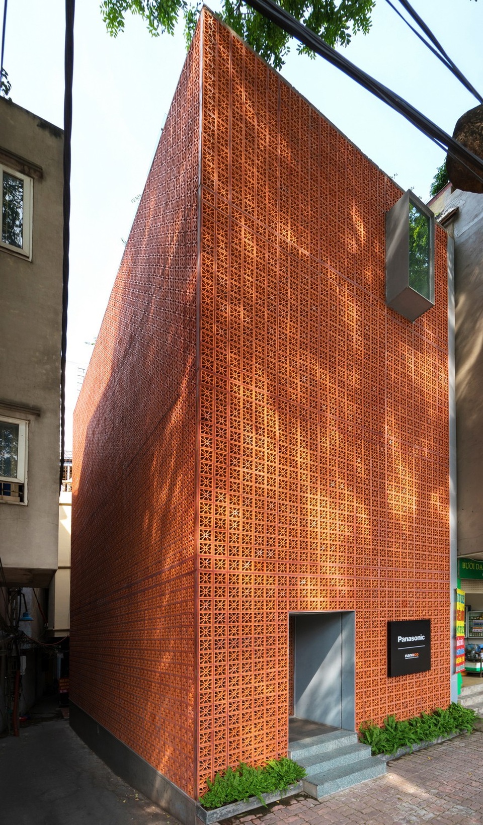 Gạch bông gió là loại gạch đất nung truyền thống của Việt Nam được sử dụng trước khi có điều hòa không khí. Được thiết kế cho vùng khí hậu nhiệt đới, chúng cho phép sự thông gió tự nhiên và tạo bóng râm khỏi sức nóng của ánh nắng mặt trời mùa hè ở Hà Nội.