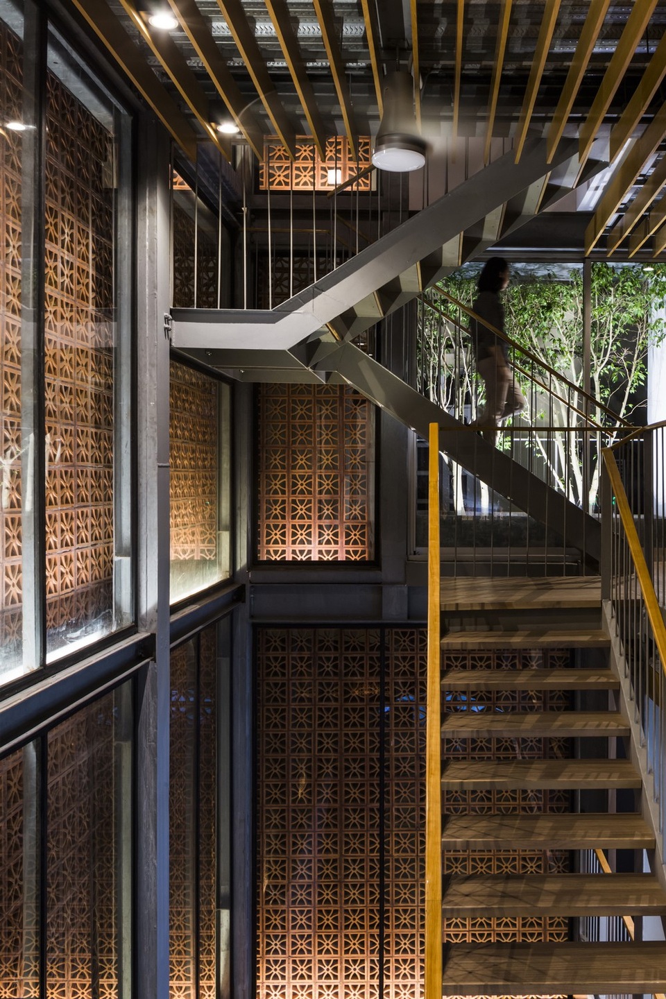 Khi bước vào công trình, mọi người sẽ được chào đón với một không gian thông tầng lớn. Các không gian trưng bày sản phẩm được bố trí xung quanh không gian thông tầng này cho phép mọi người có thể quan sát được các sản phẩm trưng bày một cách dễ dàng từ cầu thang trung tâm.