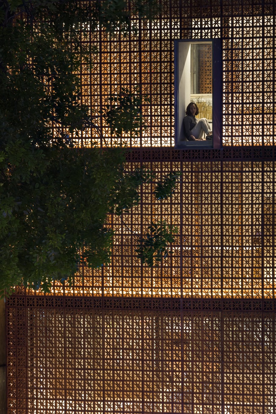 Các khối gạch vừa thiết thực lại không quá tốn kém với giá thành khoảng 11.000 VNĐ cho mỗi viên và tổng số 5.625 viên gạch đã được sử dụng. Hơn nữa, công tác sửa chữa và thay thế có thể tiến hành một cách nhanh chóng và đơn giản. Phòng trưng bày triển lãm được đặt ở tầng trên cùng cũng được bao bọc bằng gạch bông gió, nó không chỉ tạo nên bóng đổ thú vị mà còn cho phép ánh sáng tự nhiên tràn vào không gian bên trong. Thêm vào đó, những khe sáng trên trần nhà được bao phủ bởi cây hoa giấy, tạo ra một khoảng nhìn xanh phía trên. Ngoài ra cũng có một khung cửa sổ nhỏ để nhìn ra đường phố và cây lớn phía trước. Điều này tạo ra một không gian giao lưu thú vị dành cho các kiến trúc sư và nhà thiết kế.