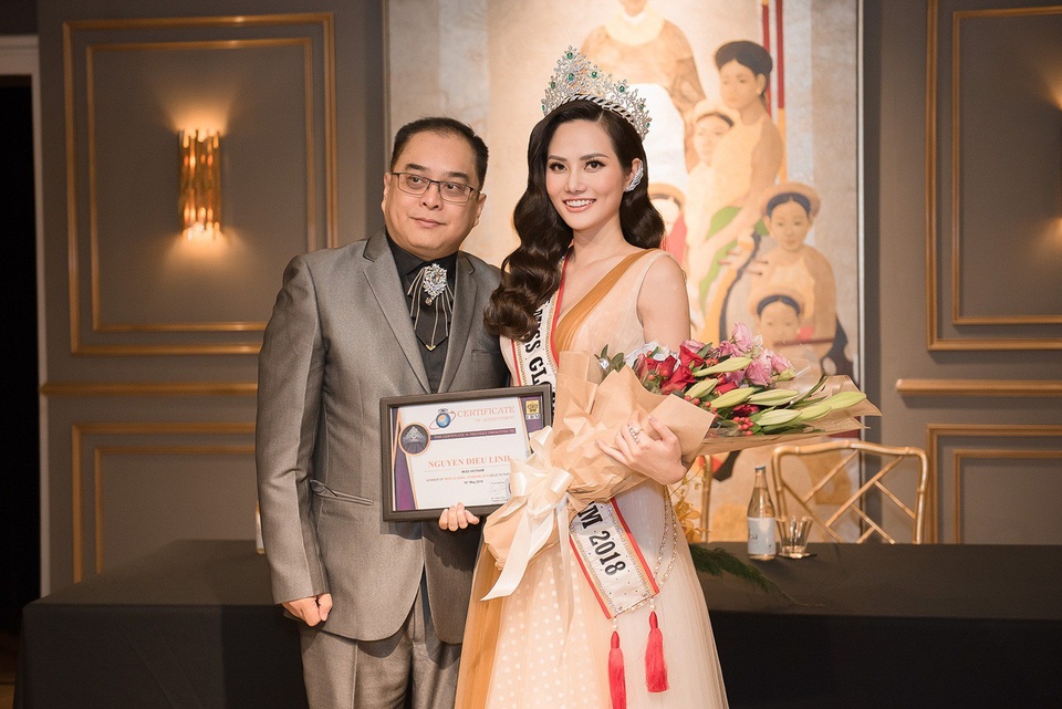 BTC sang Việt Nam xin lỗi Diệu Linh sau sự cố… “quên” trao vương miện - 3 Ngay trong đêm bán kết, đại diện Việt Nam Nguyễn Diệu Linh là gương mặt nằm trong top 3 thí sinh có phần thể hiện xuất sắc nhất. Và trong đêm chung kết, BTC và BGK đã đi đến thống nhất lựa chọn đại diện Brazil để trao vương miện Nữ hoàng Du lịch Quốc tế 2018, và Nguyễn Diệu Linh của Việt Nam nhận vương miện Hoa hậu Du lịch Toàn cầu 2018.