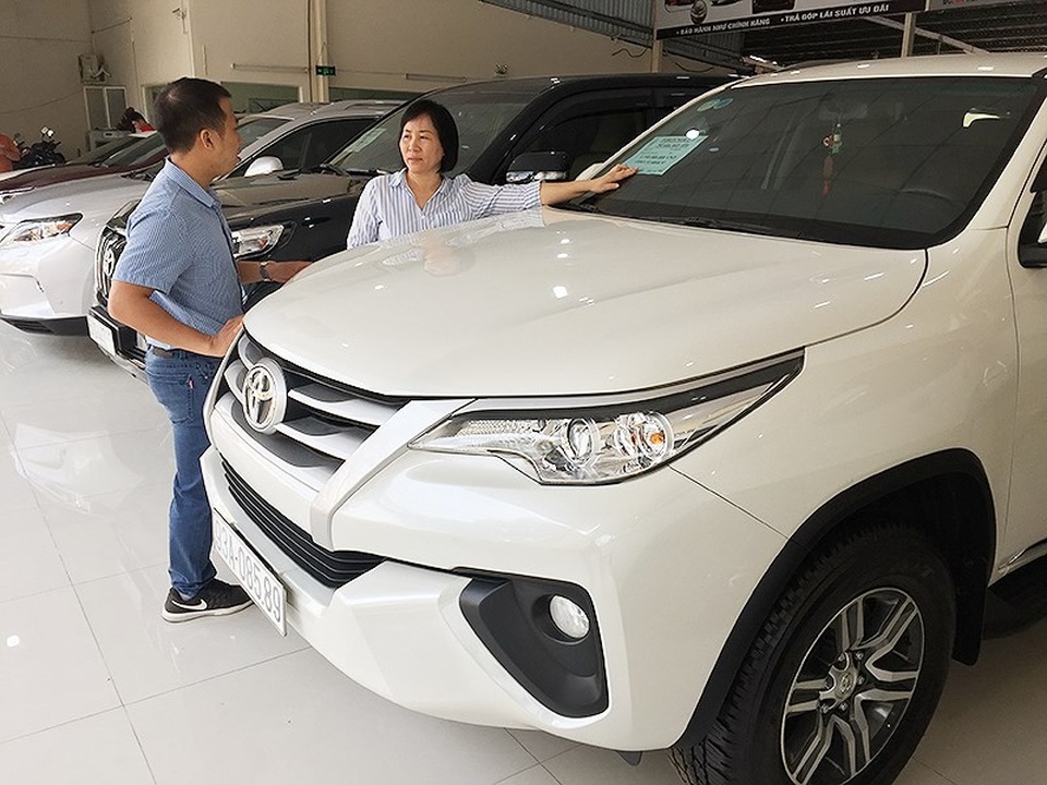 Chuyện lạ: Ô tô cũ giá đắt hơn ô tô mới - 1
Các mẫu xe cũ Fortuner 2.4G 4x2 MT đã qua sử dụng hiện có giá bán cao hơn giá xe mới niêm yết 50-60 triệu đồng. Ảnh: CTV