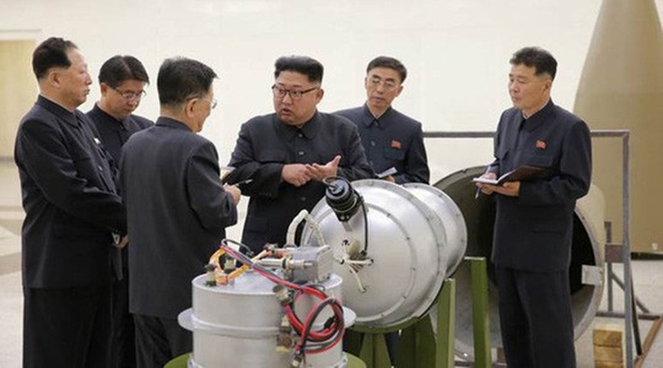 Nghi vấn Triều Tiên giấu kho vũ khí hạt nhân vào núi sâu - 1
Ông Kim Jong-un trong một lần hướng dẫn về hoạt động sản xuất hạt nhân hồi tháng 9-2017. Ảnh: AP