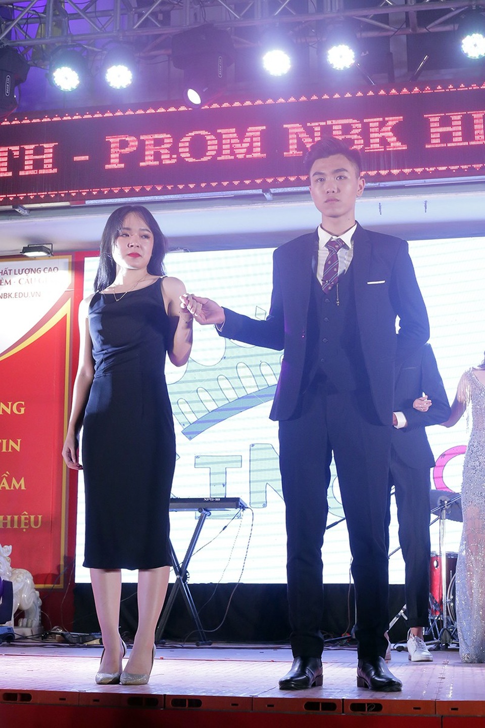 Nữ sinh Nguyễn Bỉnh Khiêm lộng lẫy như công chúa trong đêm dạ hội - 2
Cặp đôi Nguyễn Hoàng Long và Trương Mai Anh