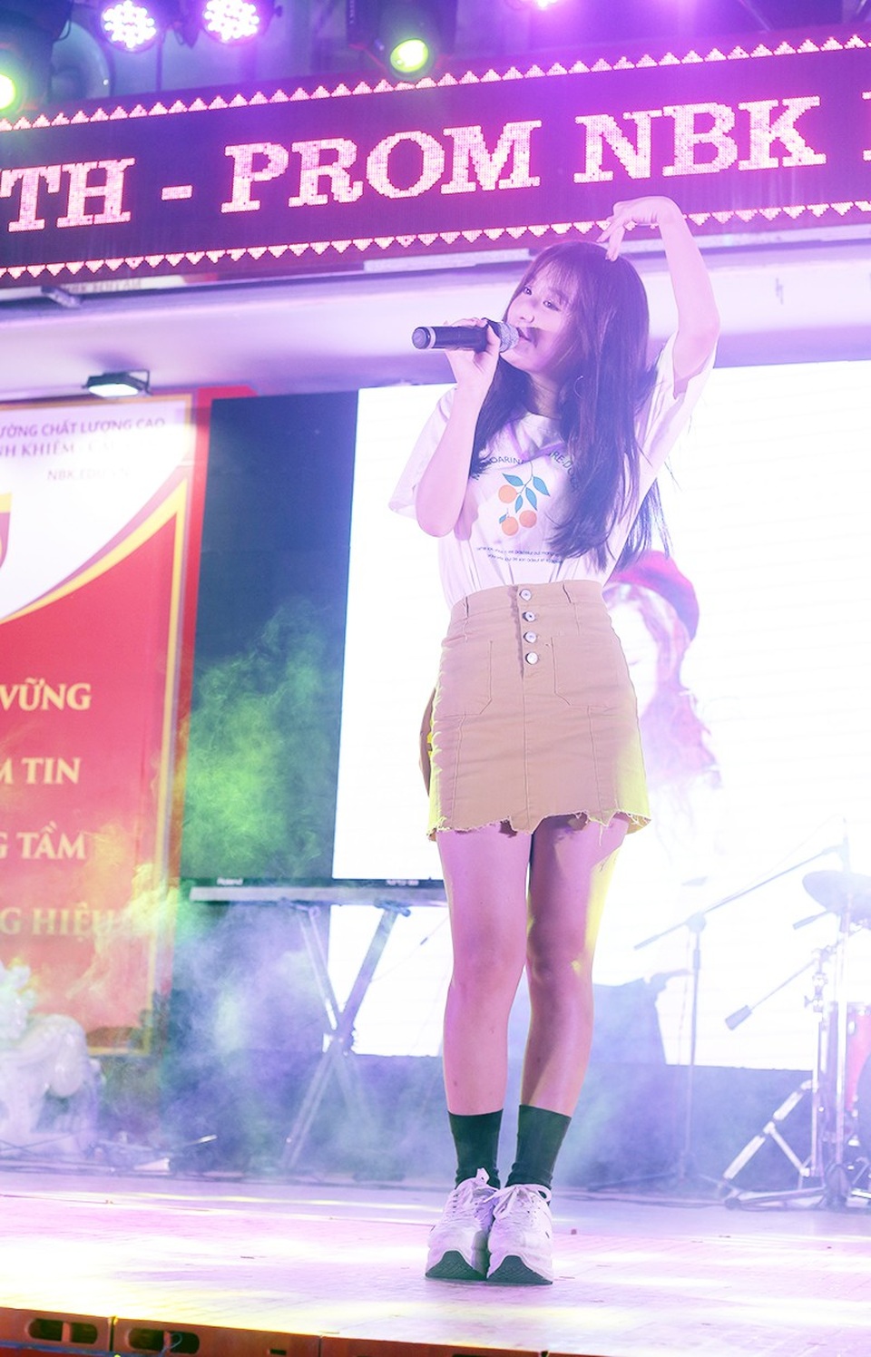 Nữ sinh Nguyễn Bỉnh Khiêm lộng lẫy như công chúa trong đêm dạ hội - 4
Ca sĩ người Hàn Quốc Han Sara gửi tặng các bạn học sinh bản hit Tớ thích cậu