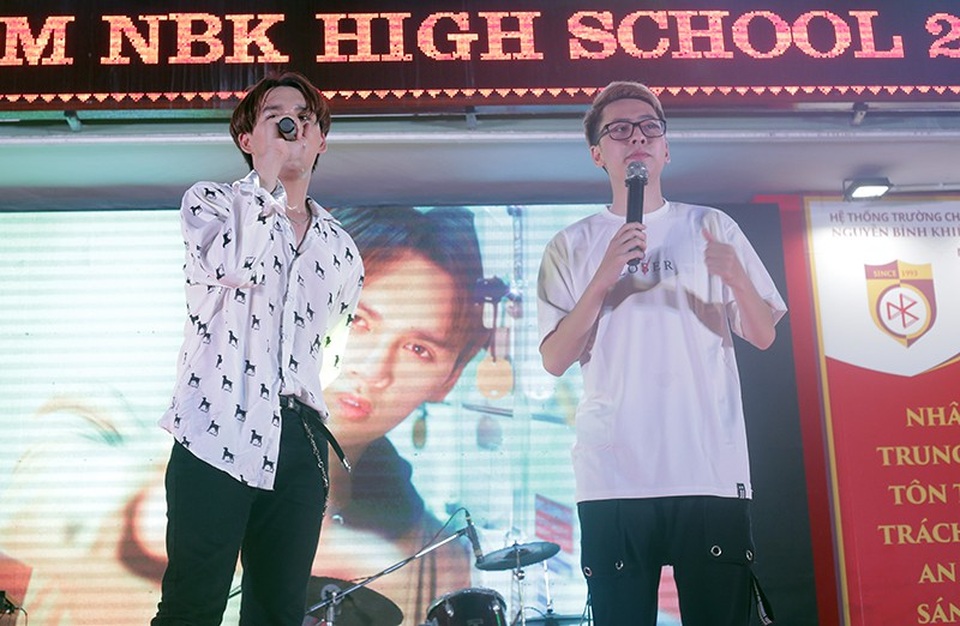 Nữ sinh Nguyễn Bỉnh Khiêm lộng lẫy như công chúa trong đêm dạ hội - 5
Rapper Osad và ca sĩ Nguyễn Trần Trung Quân bất ngờ kết hợp và gửi tặng các học sinh của THPT Nguyễn Bỉnh Khiêm những ca khúc ngọt ngào