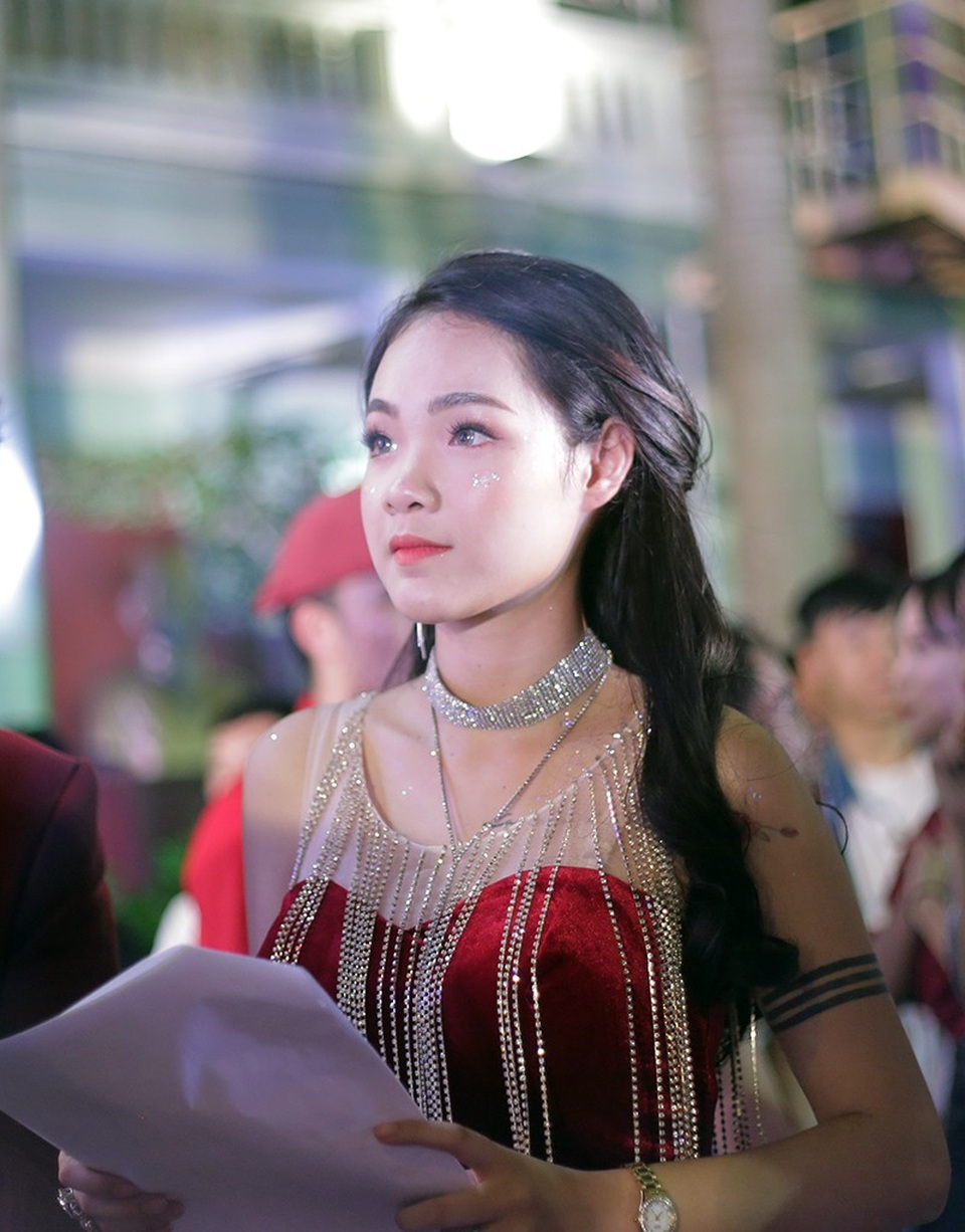 Nữ sinh Nguyễn Bỉnh Khiêm lộng lẫy như công chúa trong đêm dạ hội - 6
Nữ MC của đêm dạ hội