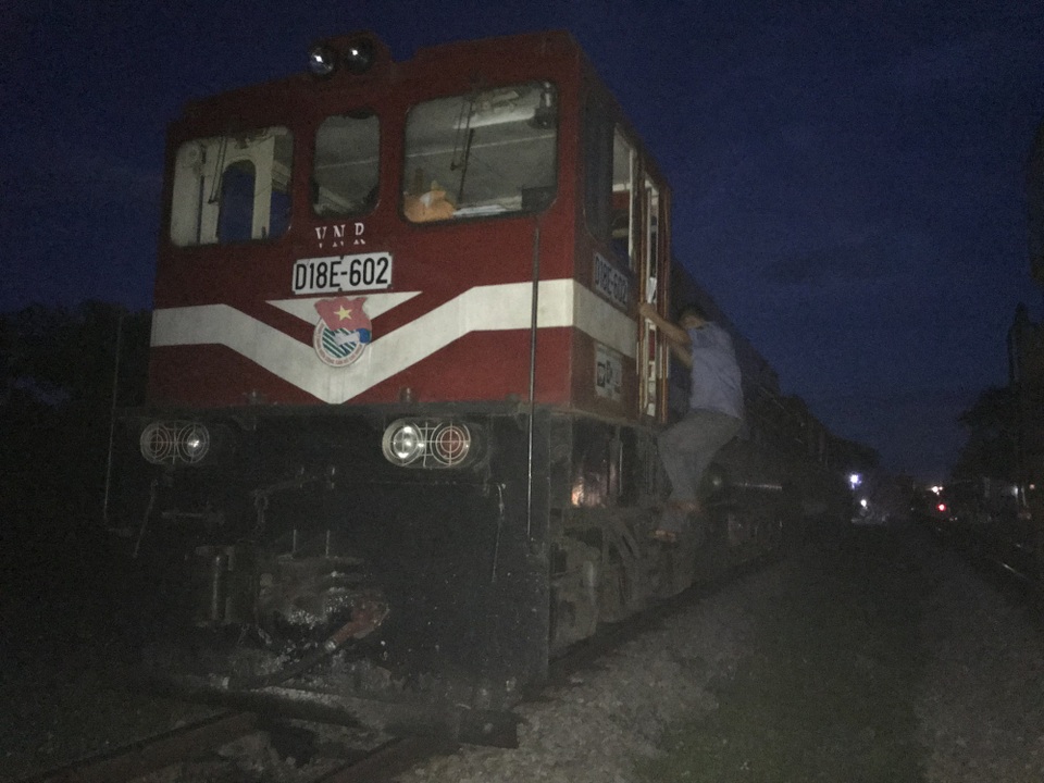 Tàu hỏa trật bánh khỏi đường ray, toa tàu tông gãy cột đèn, lật nghiêng - 6
Tuy nhiên đầu kéo vẫn không bị trật