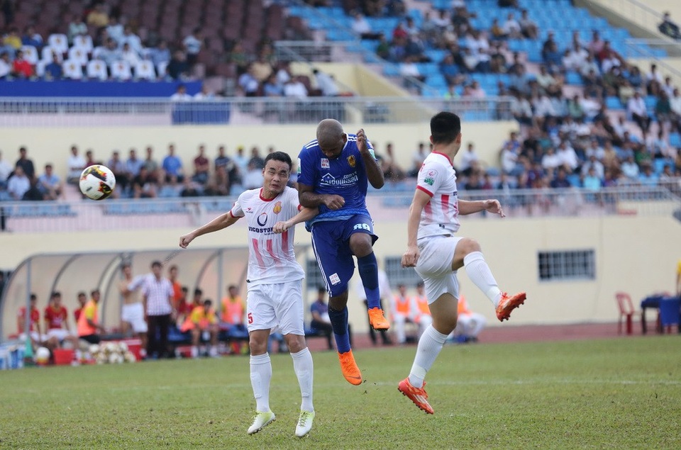 Hà Minh Tuấn lập hattrick giúp Quảng Nam đè bẹp Nam Định - 1 Claudecir (xanh) đánh đầu ghi bàn cho Quảng Nam
