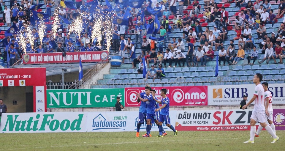 Hà Minh Tuấn lập hattrick giúp Quảng Nam đè bẹp Nam Định - 3 Các cầu thủ Quảng Nam có chiến thắng tưng bừng.