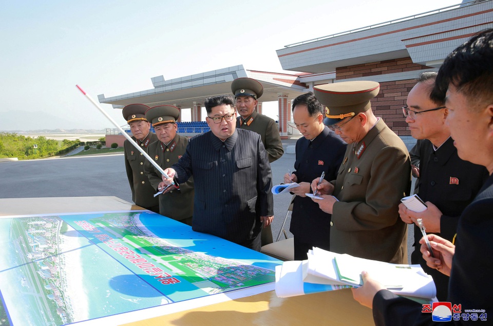 Thượng đỉnh Mỹ - Triều thay đổi chóng mặt, ông Kim Jong-un liên tục đi thị sát - 1 Hãng thông tấn quốc gia Triều Tiên (KCNA) ngày 26/5 đưa tin nhà lãnh đạo Kim Jong-un đã tới thị sát công trường xây dựng tại khu du lịch ven biển Wonsan-Kalma tại thành phố cảng Wonsan - nơi hướng biển Nhật Bản. Trước đó một ngày, KCNA cũng công bố các bức ảnh chụp ông Kim Jong-un thị sát cây cầu đường sắt Koam-Tapchon vừa mới hoàn thiện của Triều Tiên.
