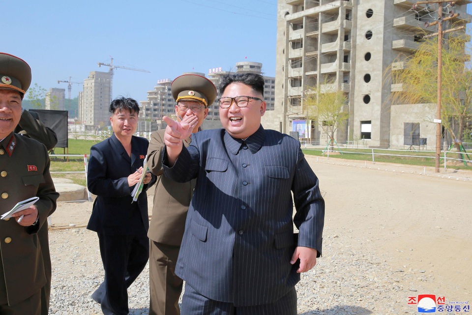 Thượng đỉnh Mỹ - Triều thay đổi chóng mặt, ông Kim Jong-un liên tục đi thị sát - 2 Trong chuyến thị sát, nhà lãnh đạo Kim Jong-un đã kêu gọi xây dựng một khu nghỉ dưỡng ven biển đẳng cấp thế giới tại Wonsan ở phía đông Triều Tiên - khu vực nổi tiếng với bãi biển đẹp. Chuyến đi của ông Kim diễn ra khi Mỹ và Triều Tiên liên tục phát tín hiệu không thống nhất về kế hoạch tổ chức thượng đỉnh song phương vào tháng tới.