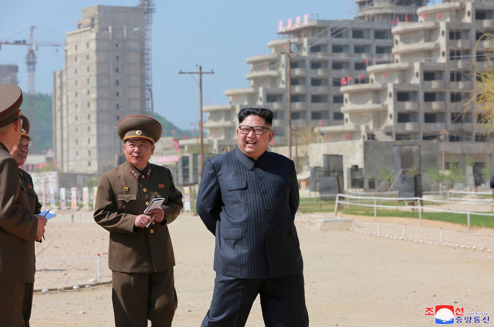 Thượng đỉnh Mỹ - Triều thay đổi chóng mặt, ông Kim Jong-un liên tục đi thị sát - 5 “Quyết tâm của đảng Lao động Triều Tiên là xây dựng thành công khu du lịch ven biển Wonsan-Kalma trở thành một thành phố biển mang phong cách Triều Tiên... để người dân được tận hưởng sự văn minh ở đẳng cấp cao nhất, ông Kim Jong-un nói khi tới thị sát công trường xây dựng.