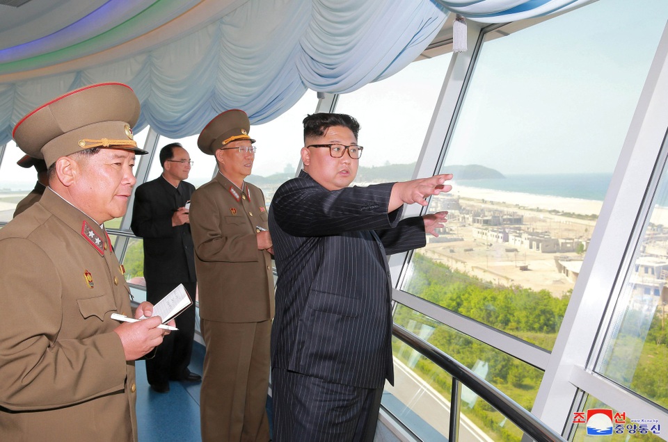 Thượng đỉnh Mỹ - Triều thay đổi chóng mặt, ông Kim Jong-un liên tục đi thị sát - 6 Các bức ảnh được công bố cho thấy các quan chức cấp cao Triều Tiên đã tháp tùng ông Kim Jong-un trong chuyến thị sát lần này, trong đó có Tướng Kim Su Gil - Chủ nhiệm Tổng cục Chính trị thuộc Quân đội Nhân dân Triều Tiên.