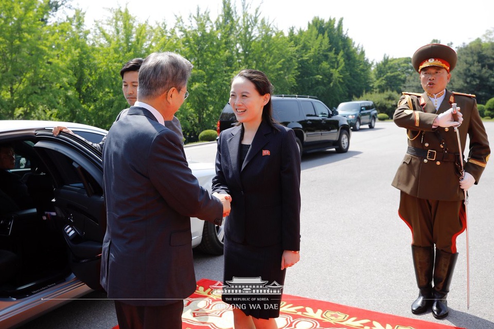 Lãnh đạo Hàn - Triều ôm nhau thân mật trong cuộc gặp bất ngờ lần hai - 7 Bà Kim Yo-jong, em gái ông Kim Jong-un đồng thời là Phó Chủ tịch Ủy ban Tuyên truyền đảng Lao động Triều Tiên, cũng tham dự cuộc gặp với Tổng thống Moon Jae-in. Trước đó, bà Kim Yo-jong từng tháp tùng ông Kim Jong-un dự hội nghị thượng đỉnh liên Triều hồi tháng 4.