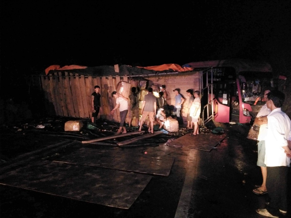 Xe khách đâm vách núi trong đêm, nhiều người bị thương - 4 Các lực lượng cứu hộ trong đêm