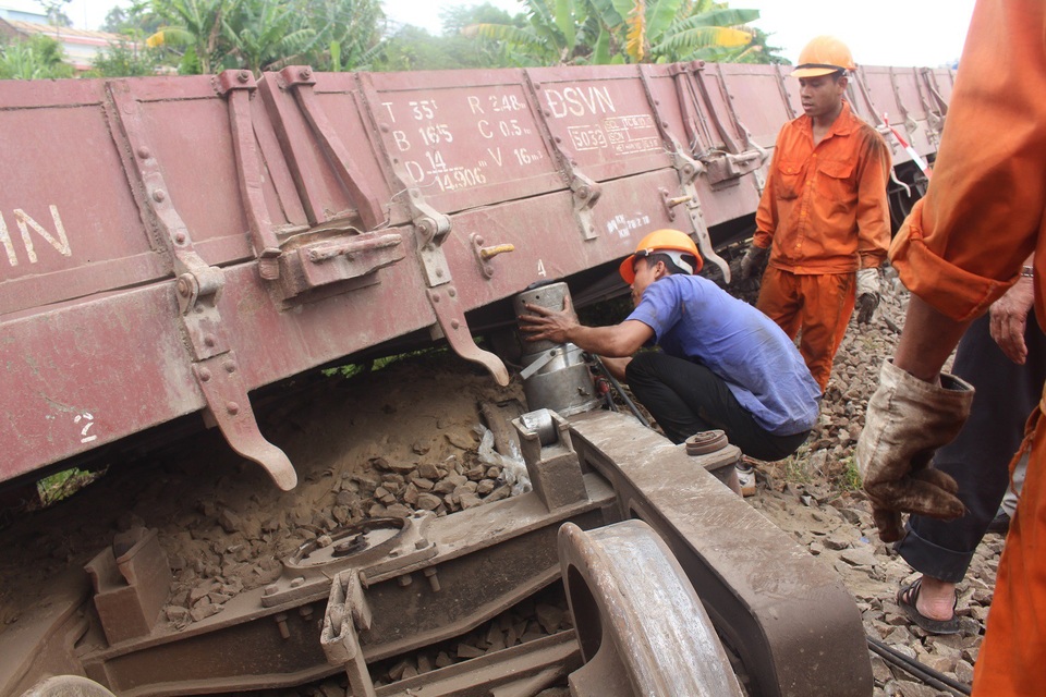 Nỗ lực để 15h chiều nay thông tuyến đường sắt ở ga Núi Thành - 1 Các nhân công đang khắc phục sự cố