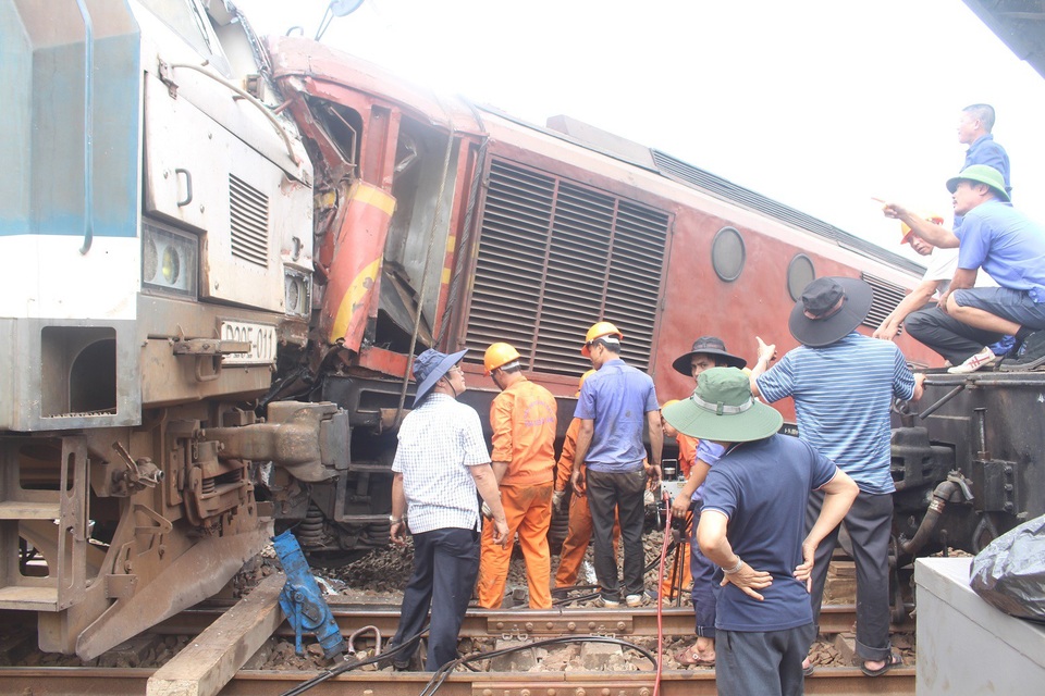 Nỗ lực để 15h chiều nay thông tuyến đường sắt ở ga Núi Thành - 2 Lực lượng chức năng đang khẩn trương khắc phục sự cố
