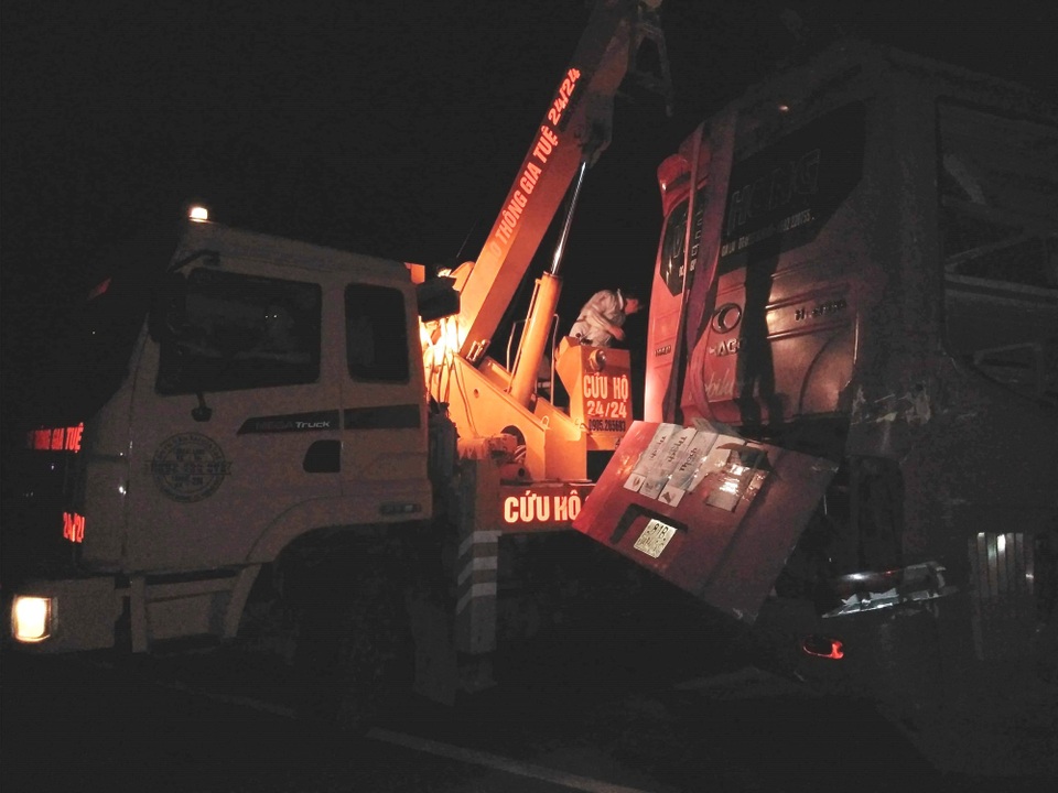 Xe khách đâm vách núi trong đêm, nhiều người bị thương - 3 Xe khách đâm vách núi trong đêm, nhiều người bị thương - 3