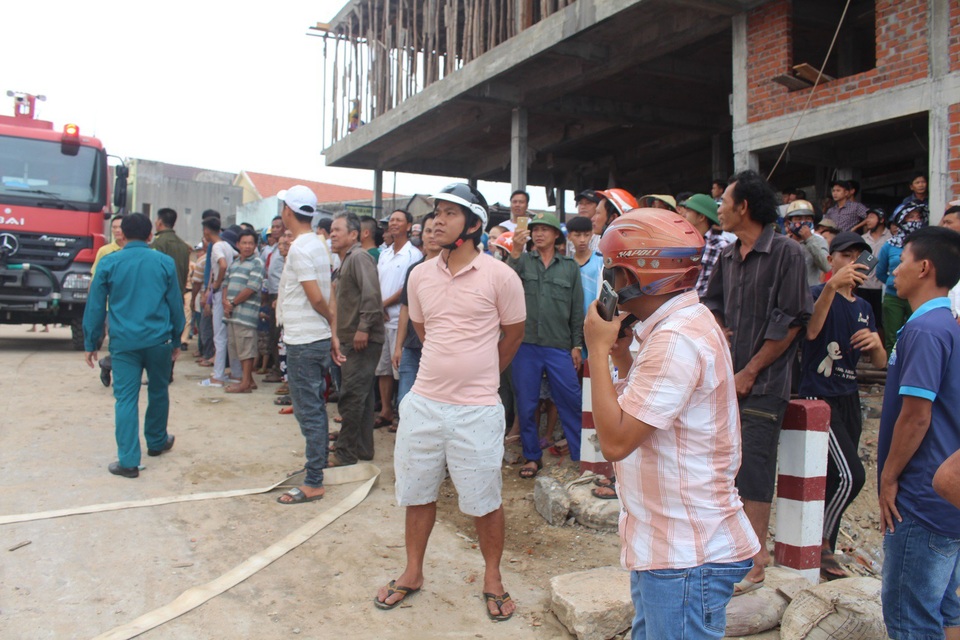 Tàu câu mực bất ngờ cháy rụi - 3 Rất đông người dân chứng kiến vụ cháy. (Ảnh: CTV)