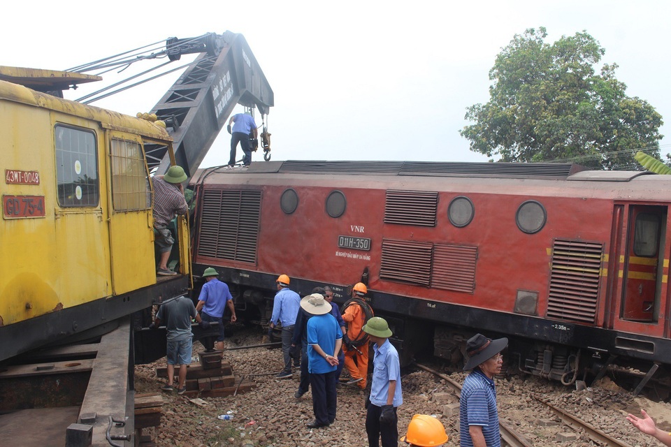 Nỗ lực để 15h chiều nay thông tuyến đường sắt ở ga Núi Thành - 3 Cần cẩu chuyên dụng đang cẩu hai toa tàu va chạm ra khỏi đường ray