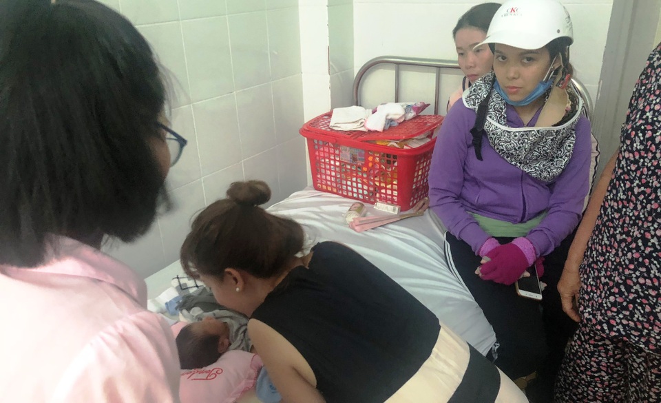 Vụ bé sơ sinh bị chôn sống: Nhiều người muốn nhận bé làm con nuôi - 2
Suốt gần 2 ngày qua, có rất đông người dân đến thăm, tặng tiền quà cho bé.Tuy nhiên, đại diện UBND xã Tân Thắng đã từ chối nhận tiền.
