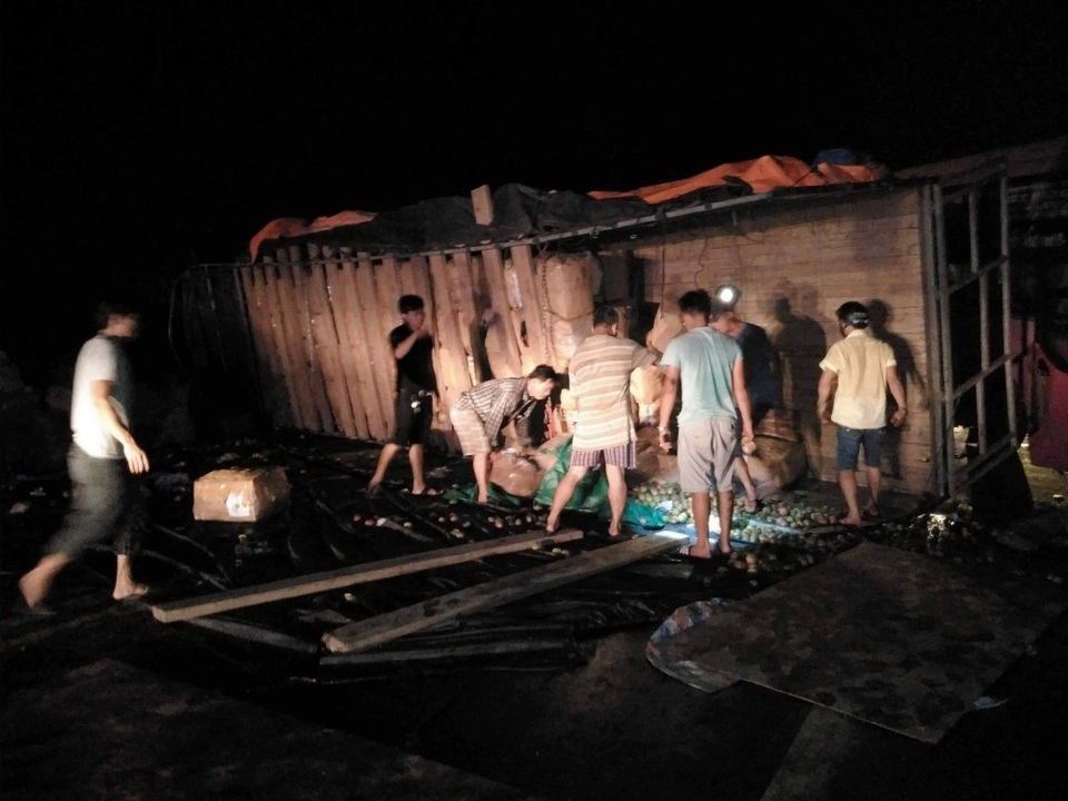 Xe khách đâm vách núi trong đêm, nhiều người bị thương - 1 Hiện trường vụ tai nạn