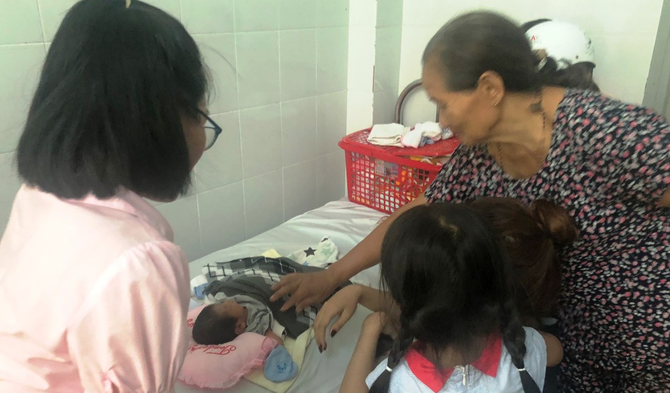 Vụ bé sơ sinh bị chôn sống: Nhiều người muốn nhận bé làm con nuôi - 1 Vụ bé sơ sinh bị chôn sống: Nhiều người muốn nhận bé làm con nuôi - 1