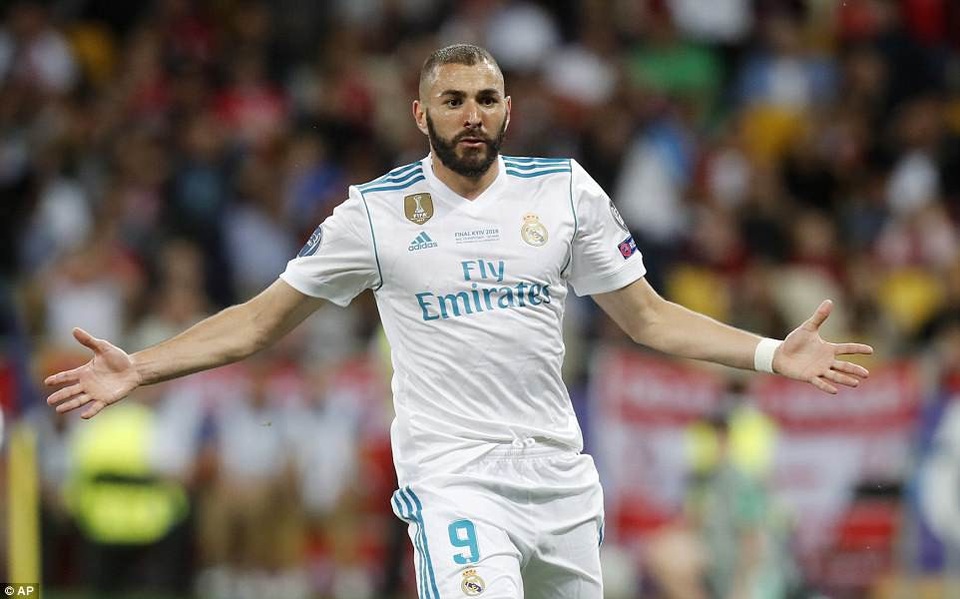 Những khoảnh khắc Real Madrid hạ gục Liverpool để vô địch Champions League - 17
Benzema đưa bóng vào lưới Liverpool ở phút 42 nhưng không được trọng tài công nhận