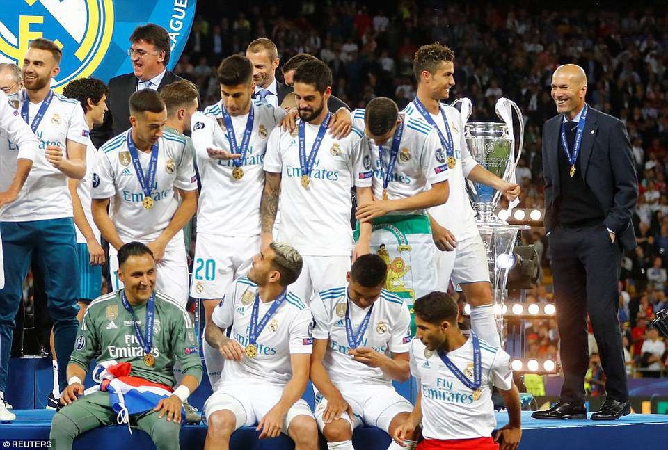 Cầu thủ Real Madrid tưng bừng ăn mừng chức vô địch Champions League - 12
Niềm vui của C.Ronaldo cùng HLV Zidane, Real Madrid đã có được danh hiệu cao quý sau khi trắng tay ở La Liga và Cúp Nhà vua.