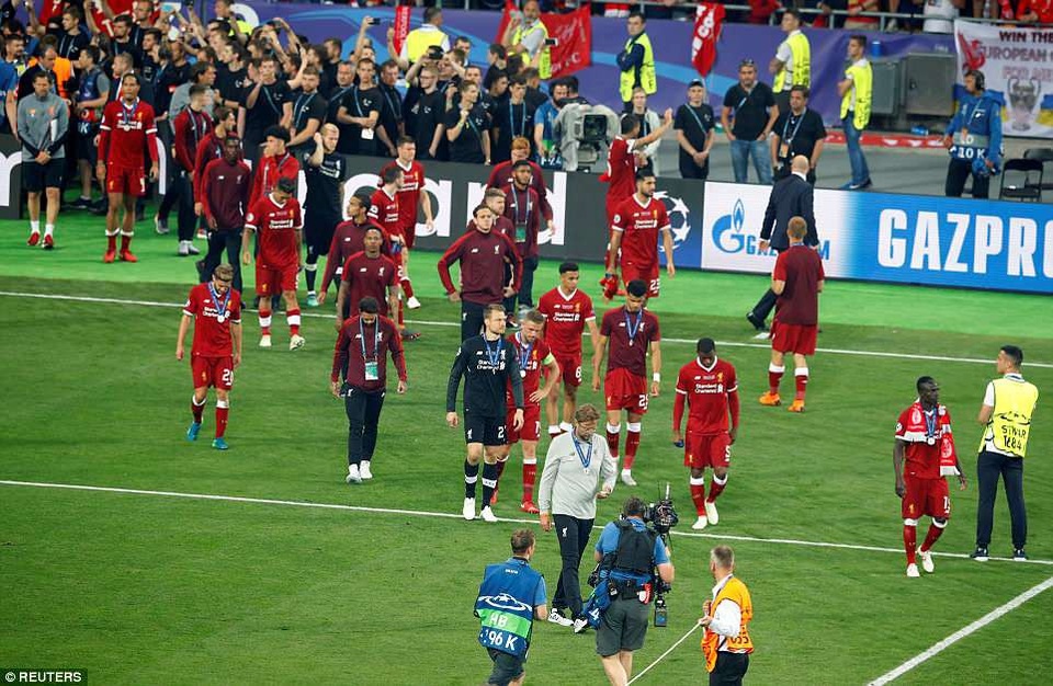 Cầu thủ Real Madrid tưng bừng ăn mừng chức vô địch Champions League - 10
Nỗi buồn của Liverpool sau khi nhận huy chương bạc. The Kop không thể lên đỉnh châu Âu sau lần cuối vô địch là năm 2005.