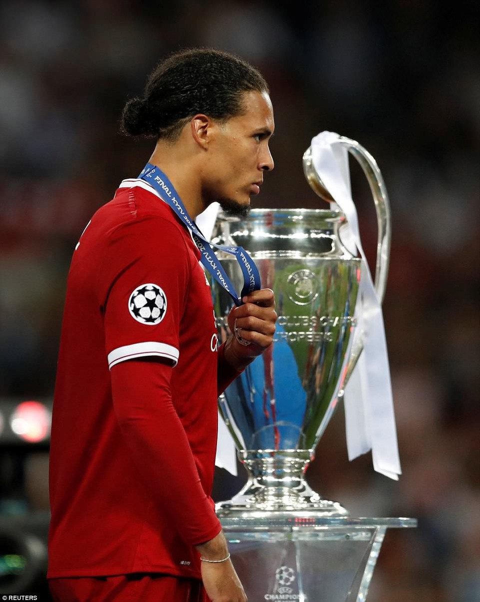 Cầu thủ Real Madrid tưng bừng ăn mừng chức vô địch Champions League - 9
Van Dijk đã chơi hay khi khóa chặt được C.Ronaldo, nhưng Liverpool vẫn thua bởi những sai lầm ngớ ngẩn của thủ môn Karius
