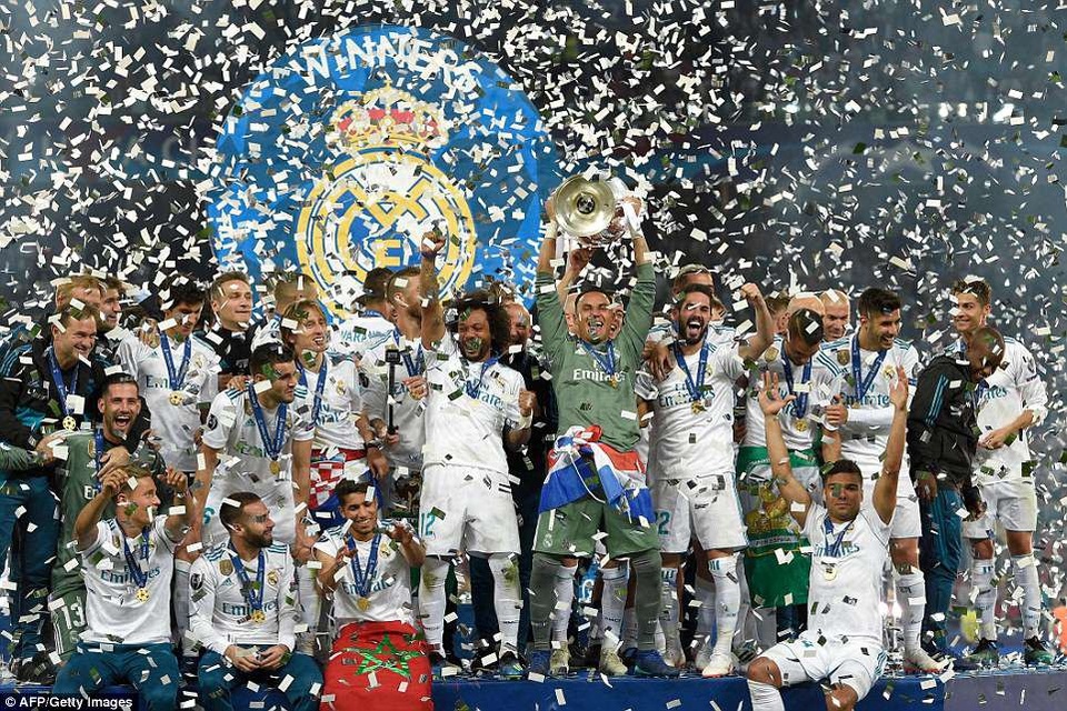 Cầu thủ Real Madrid tưng bừng ăn mừng chức vô địch Champions League - 8
Real Madrid tiếp tục thống trị châu Âu, với 13 chức vô địch Champions League/C1.