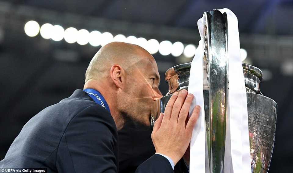 Cầu thủ Real Madrid tưng bừng ăn mừng chức vô địch Champions League - 7
HLV Zidane đi vào lịch sử, khi ông giúp Real Madrid vô địch ba năm liên tiếp.