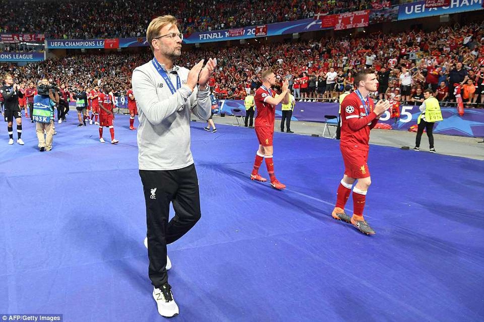 Cầu thủ Real Madrid tưng bừng ăn mừng chức vô địch Champions League - 6
HLV Klopp và các học trò tri ân những cổ động viên nhà đã đến sân Olympiyskiy cổ vũ cho Liverpool.