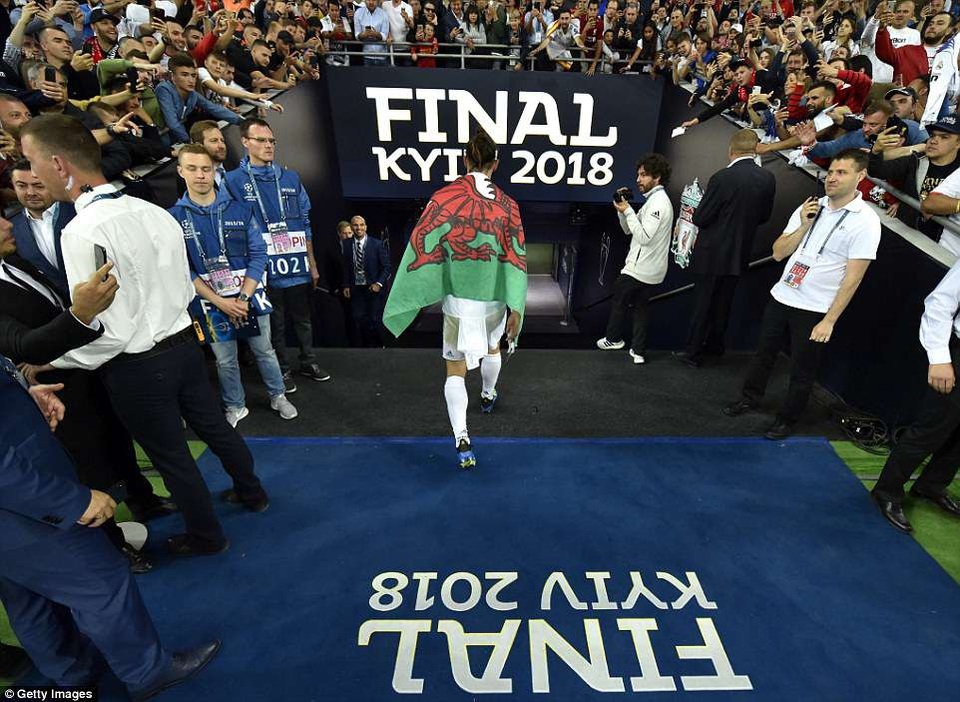 Cầu thủ Real Madrid tưng bừng ăn mừng chức vô địch Champions League - 5
Bale quấn lên người lá cờ của Xứ Wales, anh đã có 30 phút đầy đáng nhớ tại Kiev.