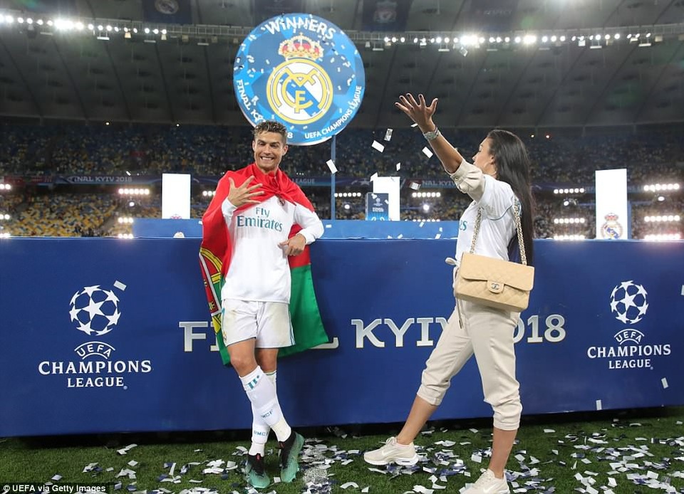 Cầu thủ Real Madrid tưng bừng ăn mừng chức vô địch Champions League - 4
Bạn gái Georgina Rodriguez đến sân chia sẻ niềm vui với C.Ronaldo.